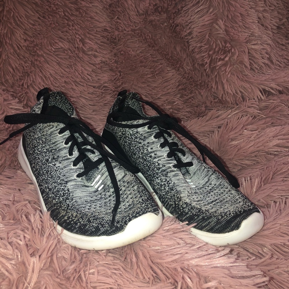 BLACK AND WHITE TENNIS SHOES
